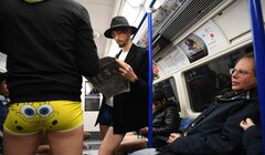 Бесштанная команда: в Лондоне прошла ежегодная акция No Trousers Tube Ride