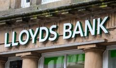 Сотрудникам Lloyds могут сократить бонусы за частую работу из дома