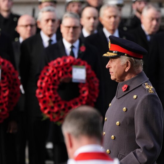 Карл III и члены королевской семьи приняли участие в церемонии по случаю Дня памяти павших