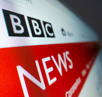 Двое топ-менеджеров Би-би-си объявили об отставке после обвинений в манипуляции с речью Дональда Трампа