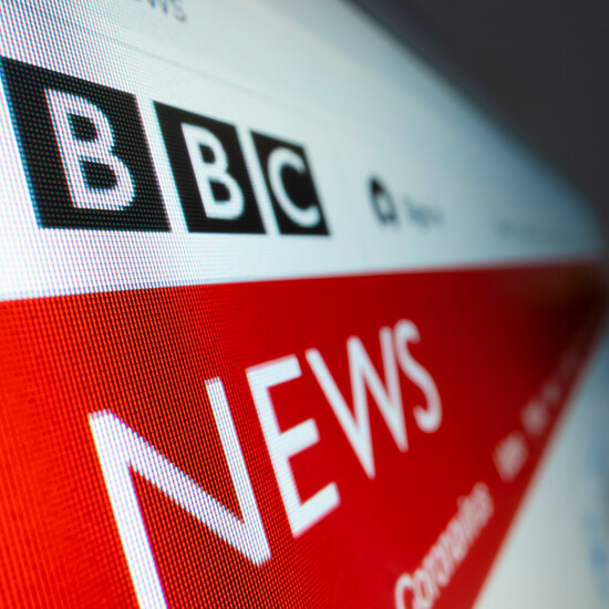 Двое топ-менеджеров Би-би-си объявили об отставке после обвинений в манипуляции с речью Дональда Трампа