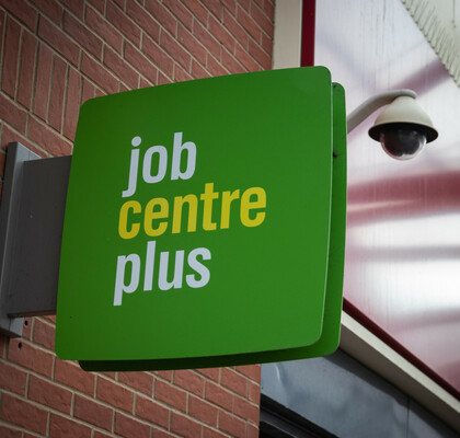 Безработица в Британии достигла максимума за четыре года