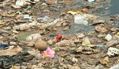 Сотни тонн мусора: власти расследуют появление огромной свалки в Оксфордшире