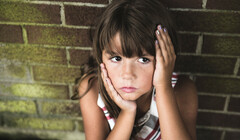 Школьные обеды, соцвыплаты и жилье: как британское правительство планирует победить детскую бедность?