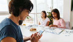 Рождественский детокс: родителей в Англии призвали отказаться от телефонов в праздничные дни