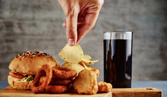 Бургеры уходят в подполье: в Британии вступил в силу запрет на рекламу нездоровой пищи