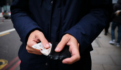 Финансовое похмелье: половина британских работников осталась без денег после праздников