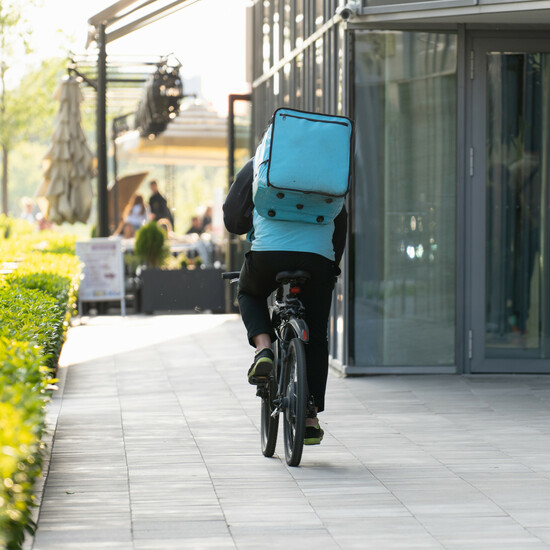 Невидимый фастфуд: кто на самом деле готовит заказы в сервисах доставки?