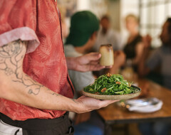 Соей сыт не будешь: почему закрываются веганские кафе и рестораны?