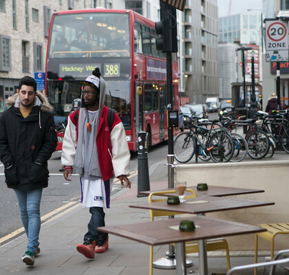 Миграция или колонизация: как британский миллиардер подогрел споры о вкладе приезжих в экономику