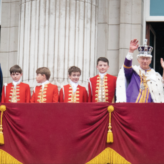 Метаморфоза при дворе: почему и как меняются вековые устои британского придворного этикета