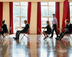 Британским школьникам продолжат выдавать вспомогательные материалы на экзаменах GCSE