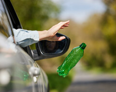 Новые технологии, старый добрый донос: как Британия борется с мусором на дорогах