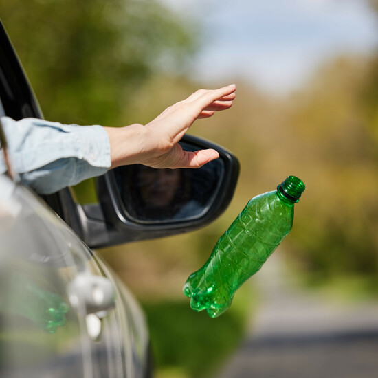 Новые технологии, старый добрый донос: как Британия борется с мусором на дорогах