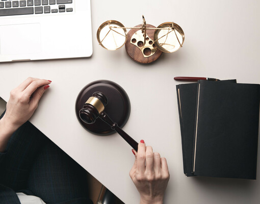 Cотрудник отсудил у руководства компании 400 тысяч фунтов за десятилетия без отпуска