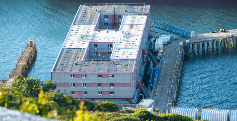 Баржа Bibby Stockholm — судно, использовавшееся правительством Великобритании для размещения просителей убежища. Фото: depositphotos.com