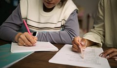 Итоги экзаменов A-level в 2026 году: результаты улучшились, но разрыв между регионами растет