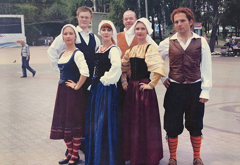 Фото с мероприятия, на котором Алина познакомилась с супругом