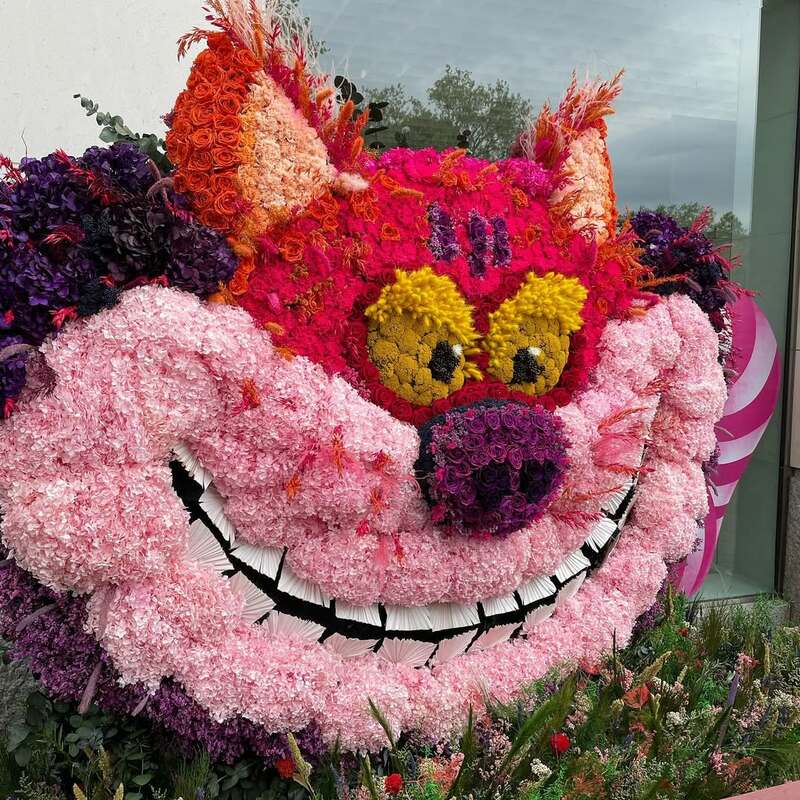 Цветочная скульптура в виде Чеширского кота с одного из прошлогодних выставок. Фото: instagram.com/conocelondres